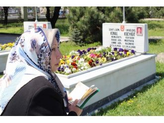 Anneler Günü’nü Şehitlikte Kutladılar