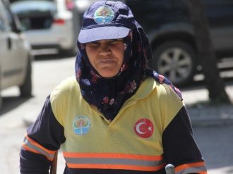 Anneler Gününde Çocukları İçin Sokakları Temizledi