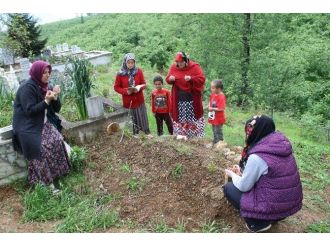 Mezar Başında Anneler Günü