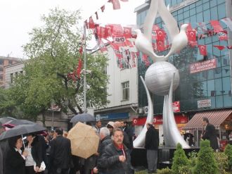 Asfaltsız Yollara Özgürlük Heykeli