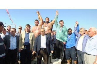 Burhaniye’de Yeşil Yeşil İkinci Kez Başpehlivan Oldu