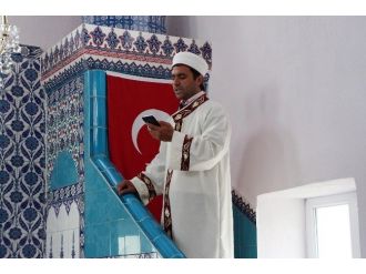 Teknolojik İmam Hutbelerini Telefondan Okuyor