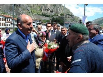 Sağlık Bakanı Müezzinoğlu’yla Yaşlı Adamın ‘Emeklilere Bakmıyorsunuz?’ Diyaloğu