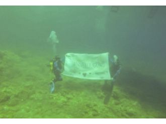 (Özel Haber) Polis Adayları Anneler Gününü Su Altında Kutladılar