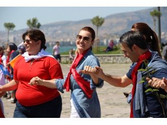 Ak Anneler İzmir’de Buluştu