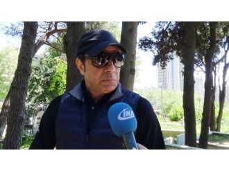Kerem Alışık Anneler Günü Annesinin Kabrine Koştu