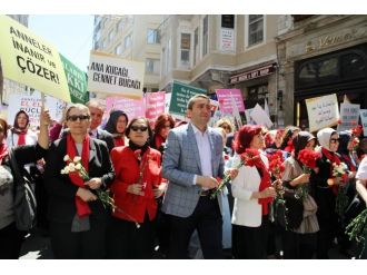 Türkiye’nin Anneleri İstiklal’de Yürüdü