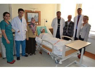 Denizli’de 85 Yaşındaki Hastaya Kalça Protezi Yapıldı
