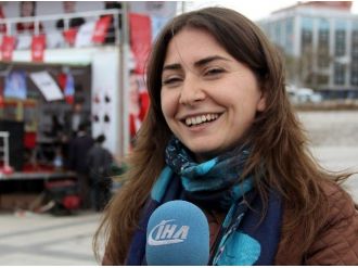 Anneler Günü’nde Oyunu İsteyen Kadın Vekil Adayını Oğluna İstedi