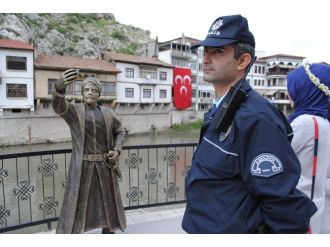 O Şehzadenin Telefonundan Sonra Kılıcı Da Kırıldı