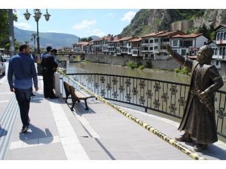 Selfie’ci Şehzade Heykelinin Kılıcı Da Kırıldı