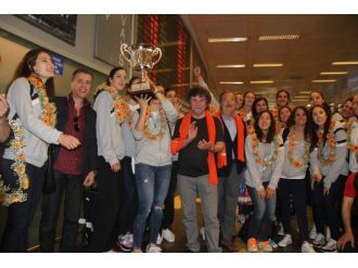 Şampiyon Eczacıbaşı Yurda Döndü