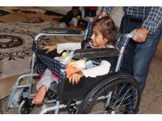 Tuzla Belediyespor Futbolcuları Suriyeli Engelli Çocuğa Tekerlekli Sandalye Hediye Etti