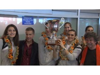 Şampiyon Yurda Döndü