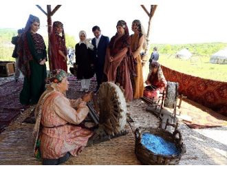 Başbakan Davutoğlu “Diriliş Ertuğrul” Dizisinin Setini Ziyaret Etti