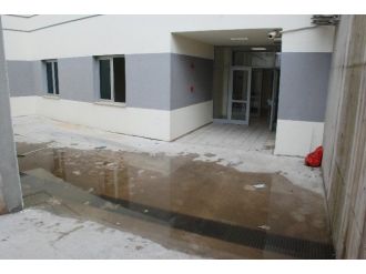 Yeni Yapılan Hastaneyi Su Bastı