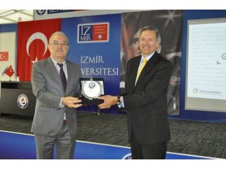 Kolombiya Büyükelçisi İzmir Üniversitesi’ni Ziyaret Etti