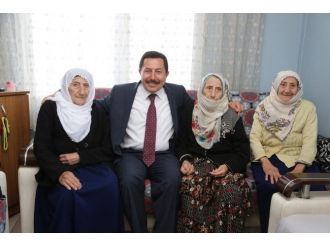 Vali, Üçüz Ninelere Misafir Oldu