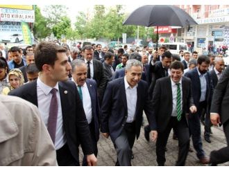 Başbakan Yardımcısı Arınç Diyarbakır’da Esnafı Ziyaret Etti