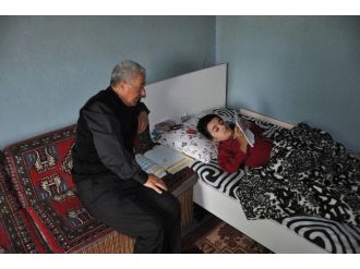 Bozüyük’te Cam Kemik Hastası Ömer’e Evinde Okuma Yazma Kursu Veriliyor