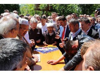 Kucağında Ölen Annesini Son Yolculuğuna Uğurladı
