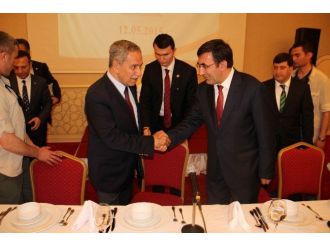 Başbakan Yardımcısı Arınç, Stk Temsilcileri Ve Kanaat Önderleriyle Yemekte Buluştu