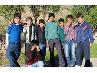 Badem Toplayarak Okul İhtiyaçlarını Gideriyorlar