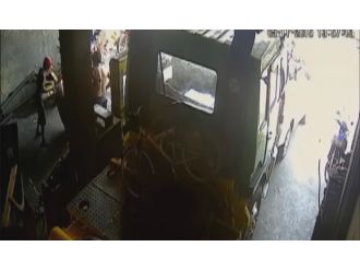 Patlayan Lastik Çırağı Böyle Havaya Fırlattı !