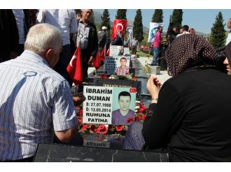 Şehitlik Gözyaşlarıyla Sulandı