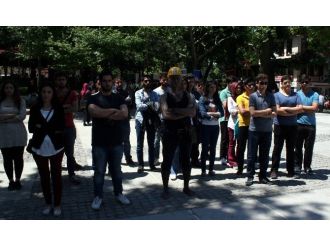 Soma’da Hayatını Kaybedenler İçin Duran Adam Oldu