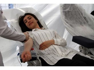 Ak Parti Milletvekili Adayı Esma Ersin, Kızılay’ın Çadırında Kan Verdi