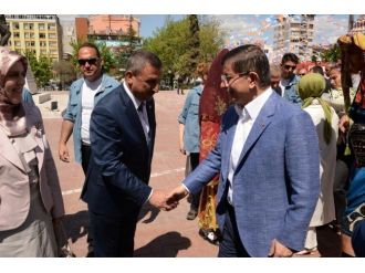 Başbakan Davutoğlu, Kütahya Valiliği’ni Ziyaret Etti