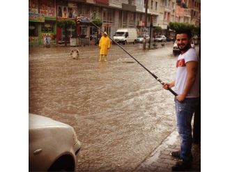 Cadde Ve Sokakları Su Bastı, Tepki İçin Suya Olta Attı
