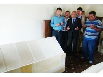 Kılıçdaroğlu Türbede Chp’nin İktidarı İçin Dua Etti