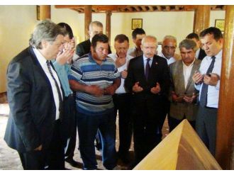 Kılıçdaroğlu Türbede ’Chp İktidarı’ İçin Dua Etti