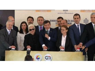 Tarihi Törende Net Mesaj: 27 Mayıs Bir Daha Tekerrür Etmeyecek