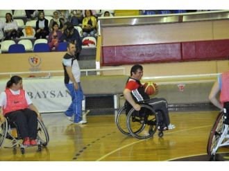 Kaymakam, Tekerlekli Sandalyede Basketbol Oynadı