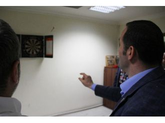 Bayrampaşa’da Türkülerle Karşılanan Ak Parti’li Yıldız Dart Oynadı