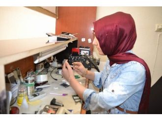 Kadın Telefon Tamircileri Meslektaşlarına Taş Çıkarıyor
