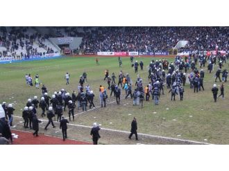 Play-off Maçı Sonrası Ortalık Savaş Alanına Döndü !