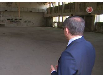 Davutoğlu, Menderes İçin Yargılandığı Salonda Dua Etti