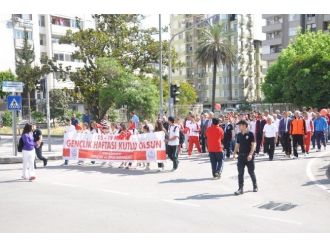 Adana’da Gençlik Yürüyüşü