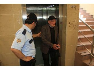 Yaşlı Adam Asansörde Mahsur Kaldı