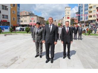Oltu’da Spor Bayramı Öncesi Atatürk Anıtına Çelenk Sunumu Yapıldı