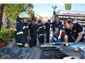 İtfaiyecilerden Hurda Araç Üzerinde Eğitim Ve Tatbikat