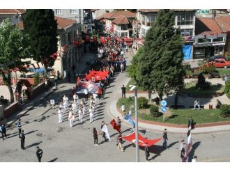 Devrek’te Düzenlenen Gençlik Yürüyüşüne Yüzlerce Kişi Katıldı