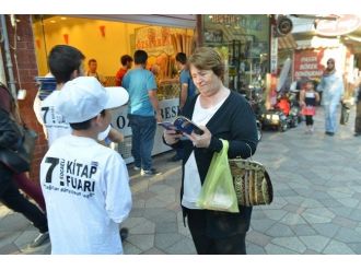Öğrenciler Vatandaşları Kitap Fuarına Davet Etti