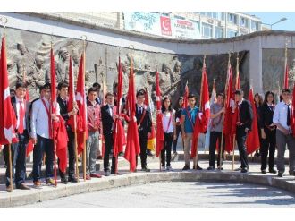 Gençlik Haftası Kutlamamalı Başladı