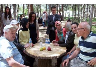 Şaphane Meslek Yüksekokulu Öğrencileri Uşak Huzurevi Sakinlerini Sevindirdi