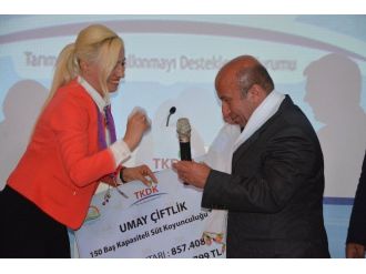 Bakan Yardımcısı Çek Dağıttı